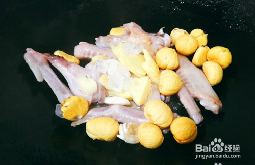 鸭肉焖板栗怎么做