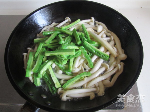 苦瓜炒白玉菇