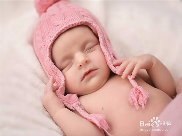 <b>日常宝宝夜间睡觉不停蹬被子的原因及采取办法</b>