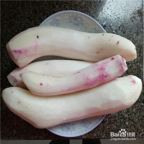 牛排骨炖萝卜的做法。