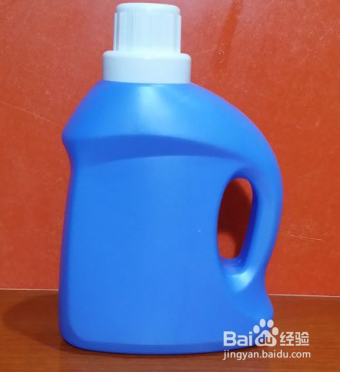 利用空洗衣液瓶子做漂亮花篮