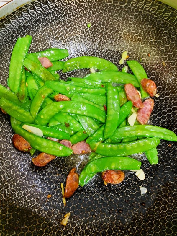 脆爽荷兰豆炒腊肠