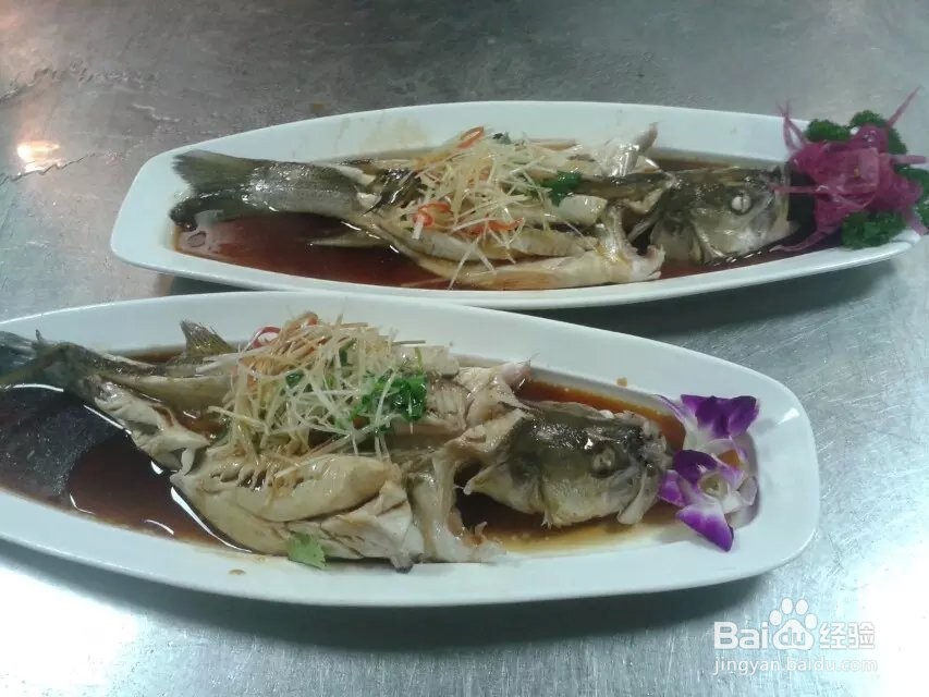 清蒸海鲈鱼。
