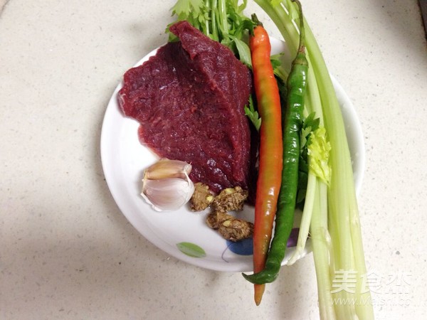 芹菜炒牛肉的做法