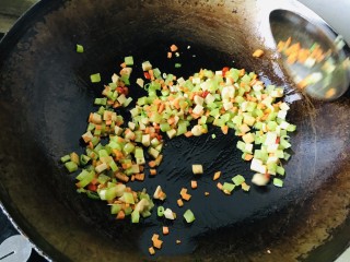 如何在家就能做一份什锦酱油炒饭呢？