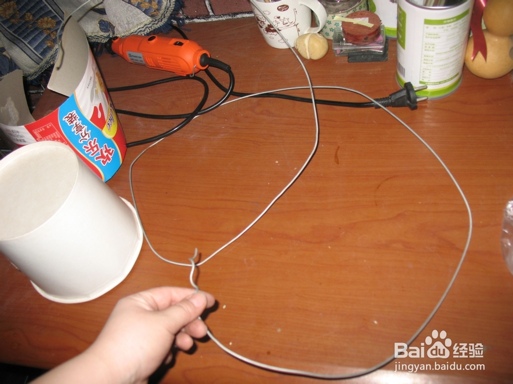 怎样废旧利用糖果桶制作地灯罩子