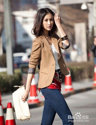 西服如何穿显得时尚又年轻