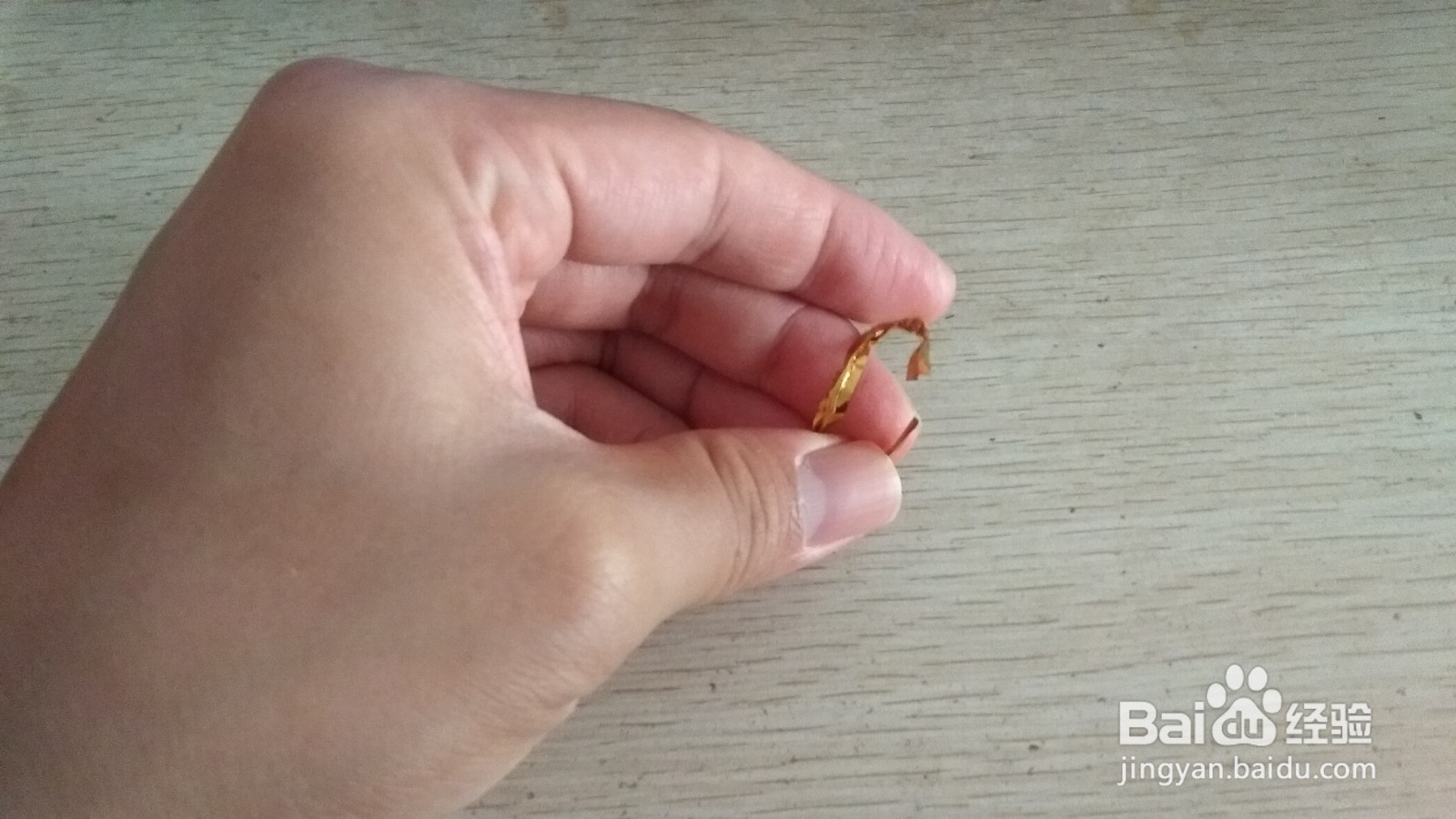 如何用面包袋的绑绳做简易的中性笔的支架