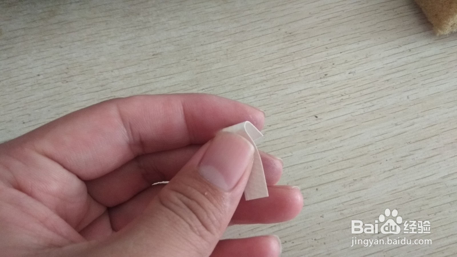 如何用两块小长方形水彩画纸做简易的手机支架