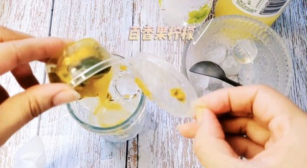 百香果柠檬气泡饮