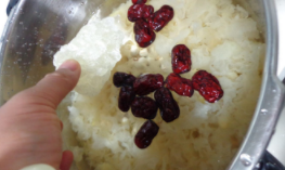 好喝的莲子银耳炖雪梨