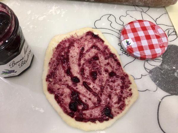 蓝莓果酱烤面包