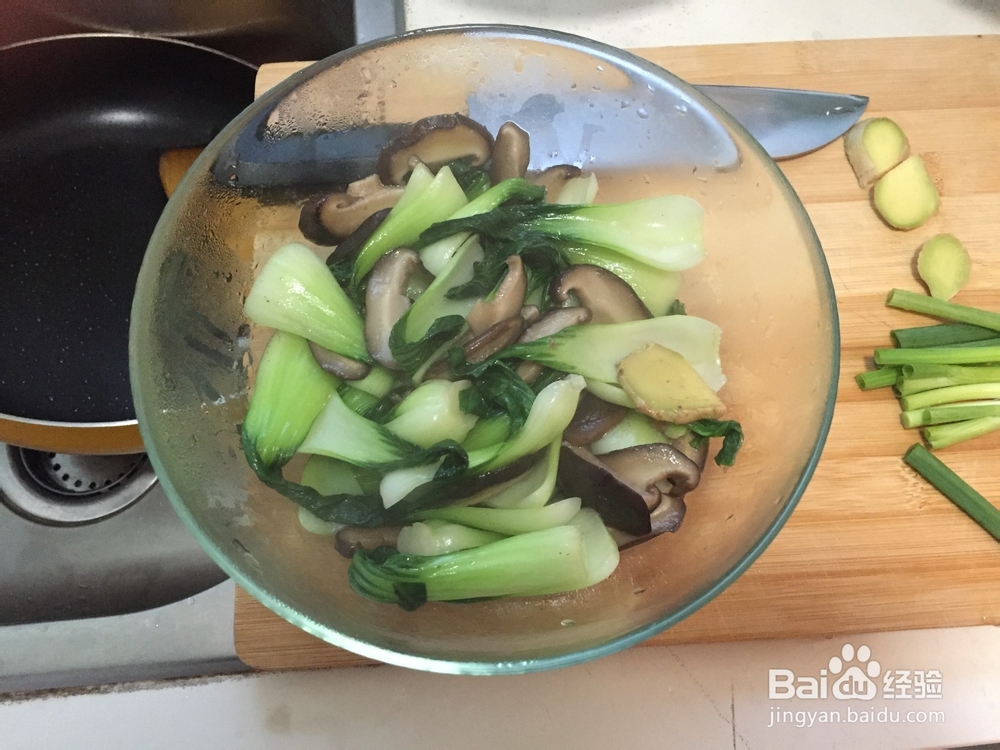 家常香菇炒青菜的做法