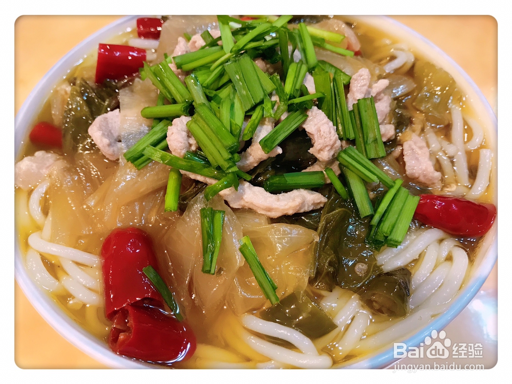 抢着吃的酸菜肉丝米线