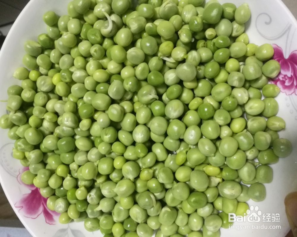 如何做好豌豆米炒胡萝卜花