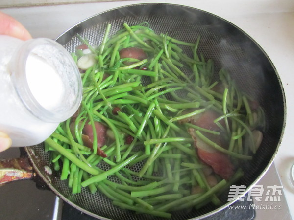 腊肉炒泥蒿的做法