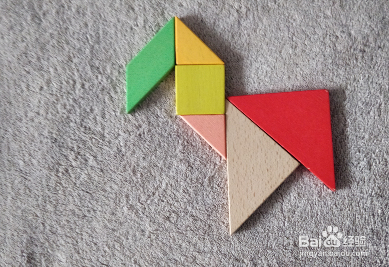 用七巧板怎样拼低下头的长颈鹿？