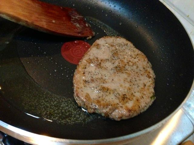 超市买的袋装牛排怎么做，先后顺序。一块牛排，一小袋胡椒酱，一小袋牛排调味油。