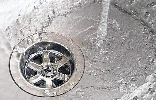 下水道堵了,她随手丢进两块药片就疏通了!