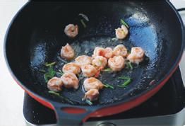 秋葵炒虾球的做法