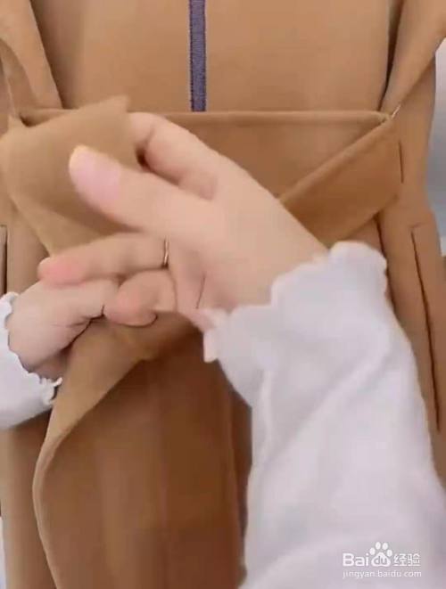 大衣腰带的十字扣怎么系