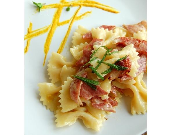 意大利蝴蝶面配培根芥末奶油汁