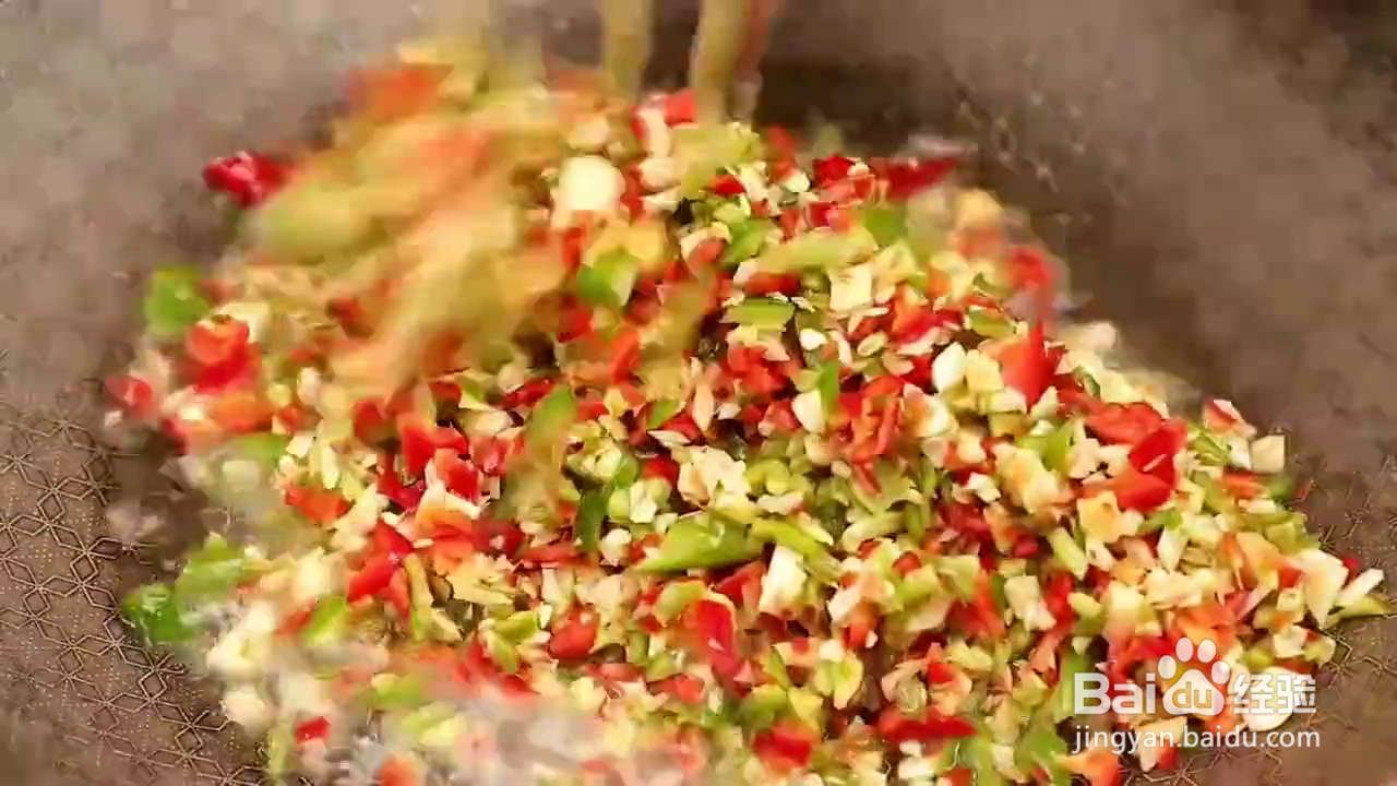 如何制作鲜香辣爽的蒸鲤鱼？