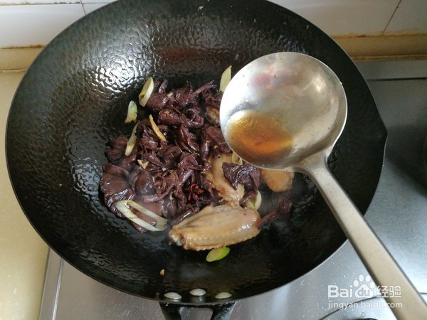 红蘑鸡翅炖宽粉的制作方法