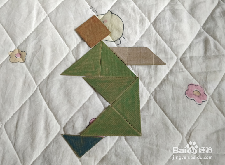 用九巧板怎么拼一个练习蒙古舞的小哥哥呢？