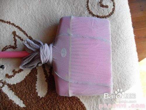 把废丝袜绑在扫帚上先扫一遍,头发就基本被消灭了,再用拖把拖地就好