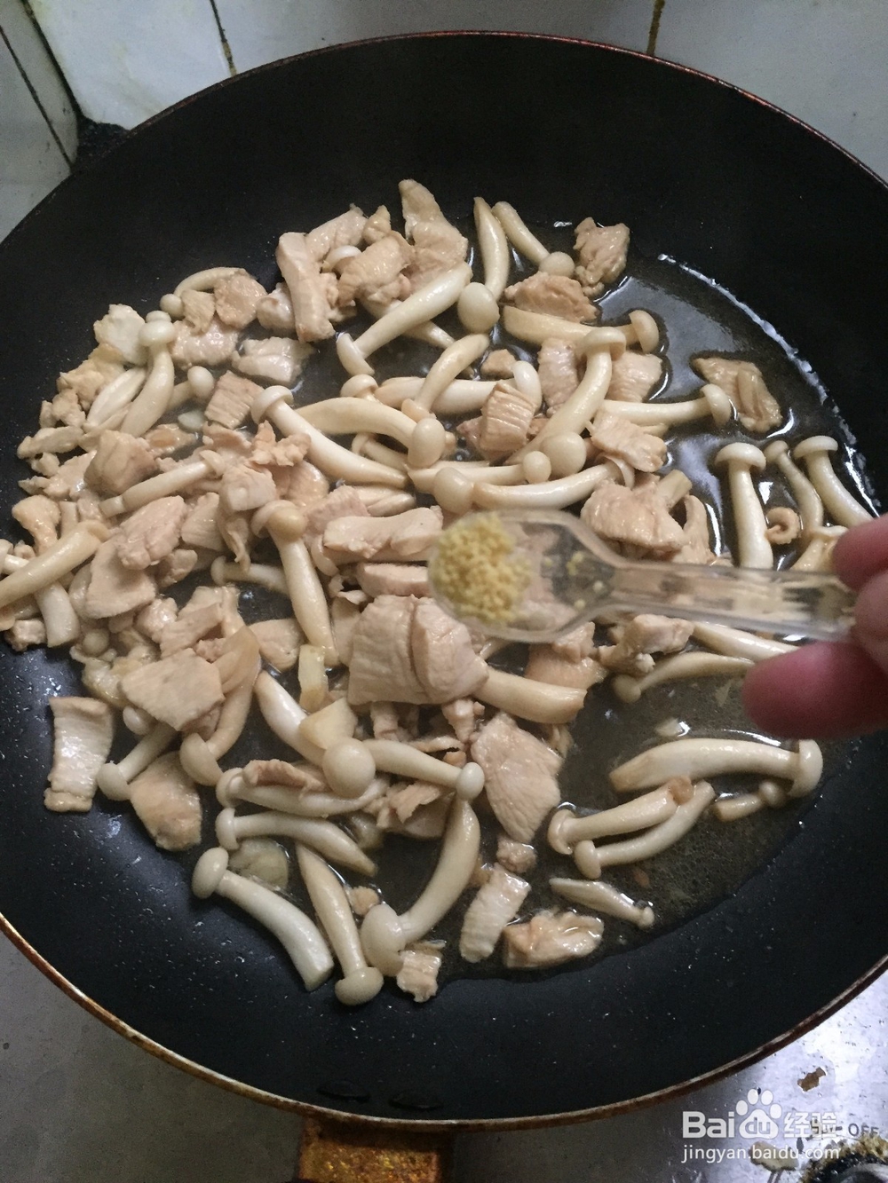 怎样做蘑菇炒鸡脯肉