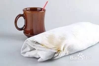 如何清洗有颜色衣服上的顽固污渍