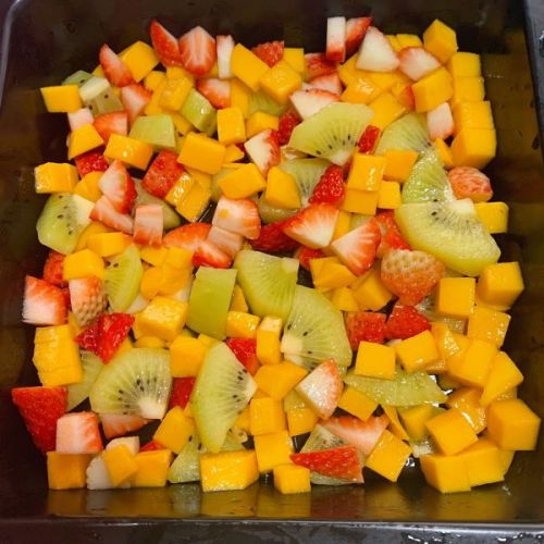 水果切块,放入盘子中