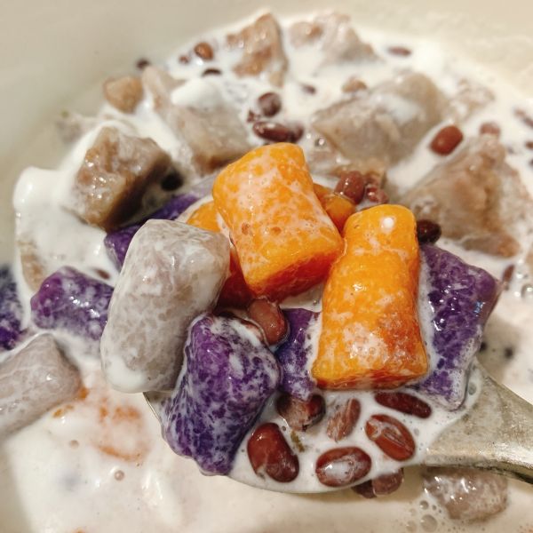 夏日甜点三色芋圆红豆椰奶