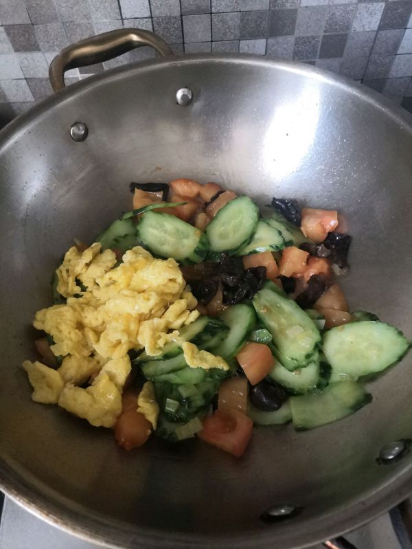 黄瓜黑木耳炒番茄鸡蛋