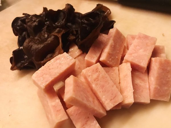 西兰花木耳炒午餐肉