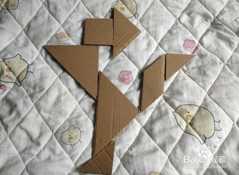 用七巧板怎么拼一个表演帽子舞的少年呢