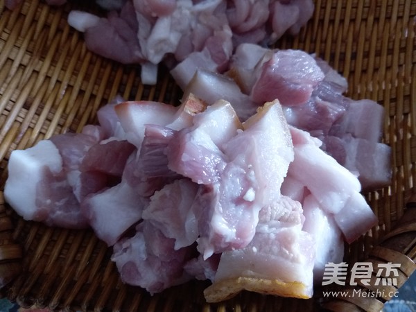 金蒜红烧肉的做法