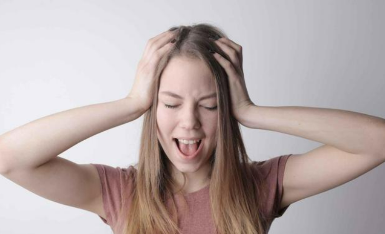 我紧张害怕的时候就会想笑,这是为什么呢