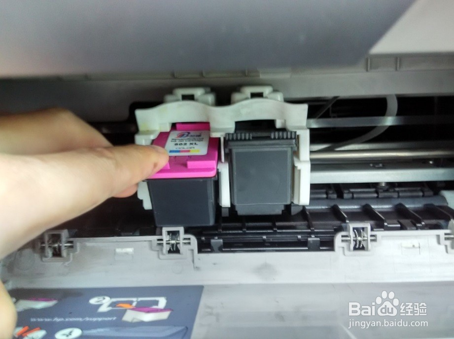 如何更换惠普Deskjet 1050一体机墨盒
