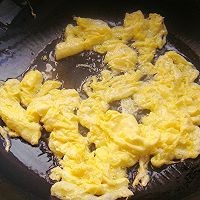 美白肌肤的佳品黄瓜木耳炒鸡蛋