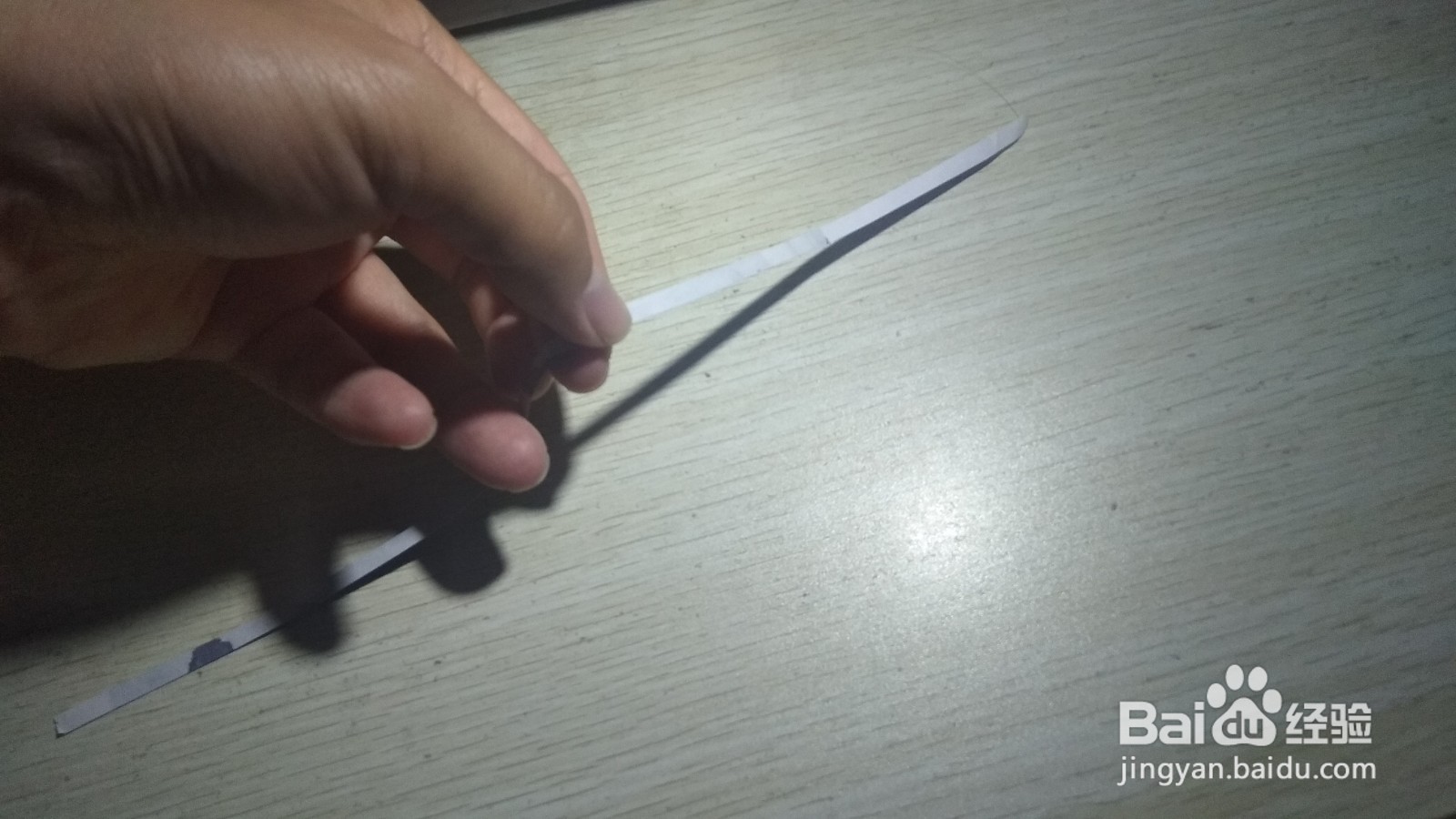 如何用细长的纸条做简易的手机支架