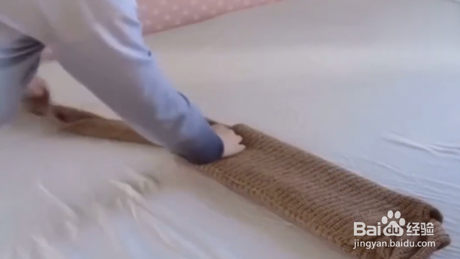 如何将衣服叠成一本书？