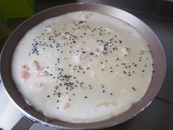 虾仁芝麻鸡蛋饼