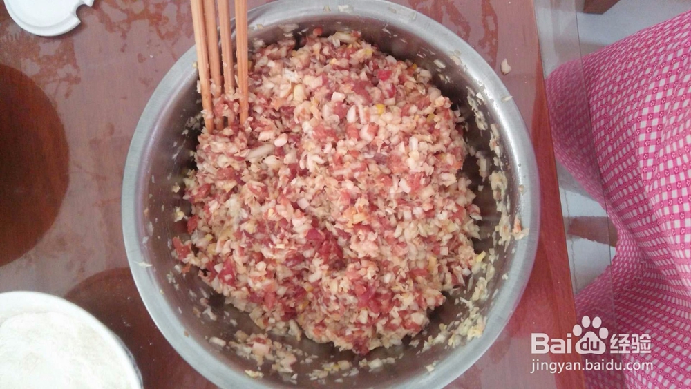 家庭猪肉白菜包子的包法