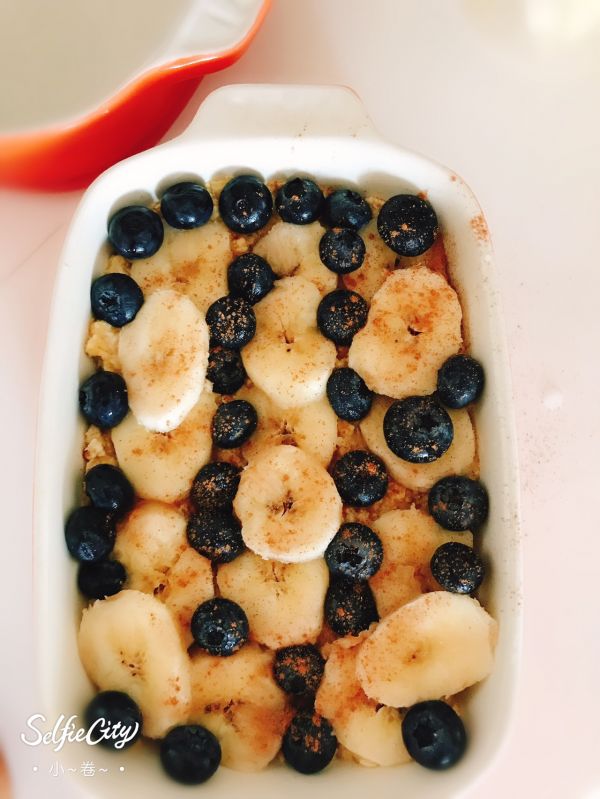 肉桂香蕉蓝莓烤燕麦