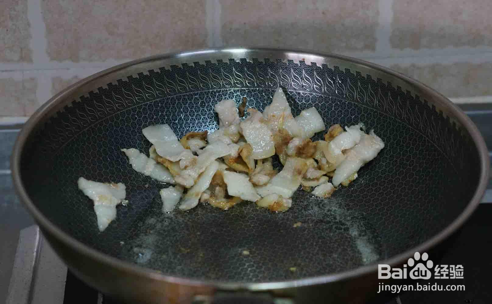 一步步做好吃的油渣花菜炒年糕