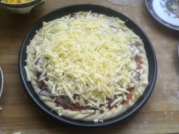 自制海鲜至尊披萨