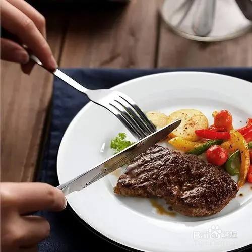 牛排拿刀的正确方法