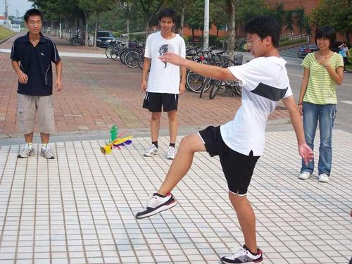 足球的颠球练习法及技术要领